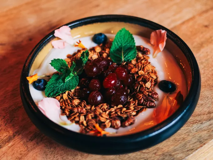 Iogurte grego com frutas e granola