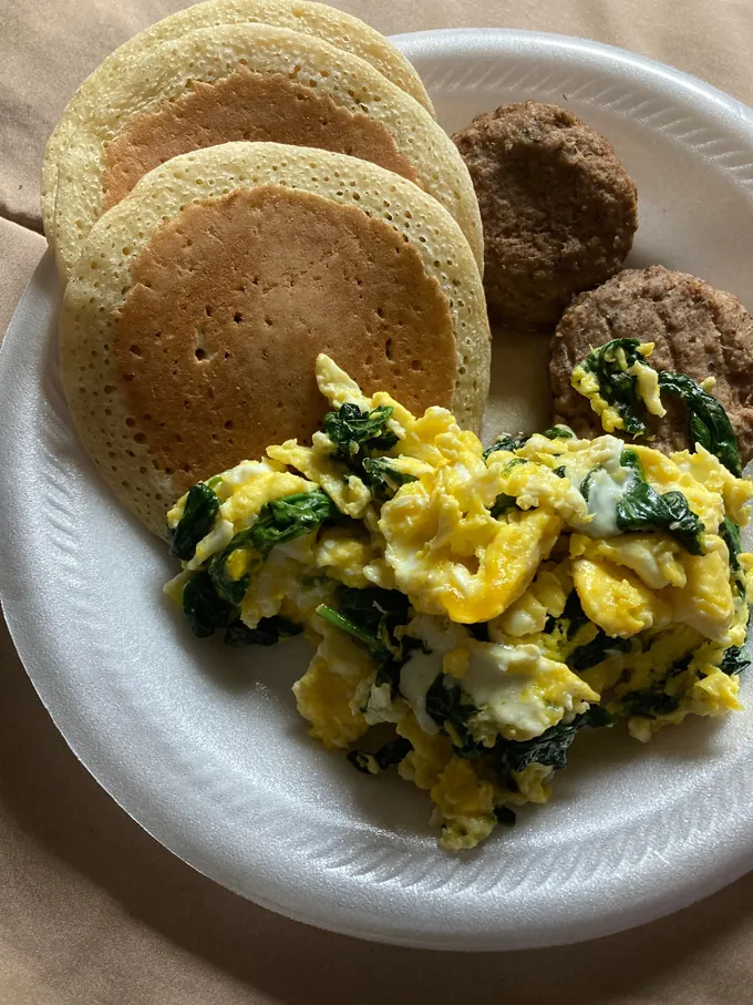 Ovos mexidos com espinafre e panqueca